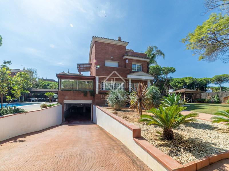 Foto b53d3ce3-83b7-4fa3-a18f-f30383916745. Chalet amplia villa en excelentes condiciones con piscina, en venta mar en Gavà