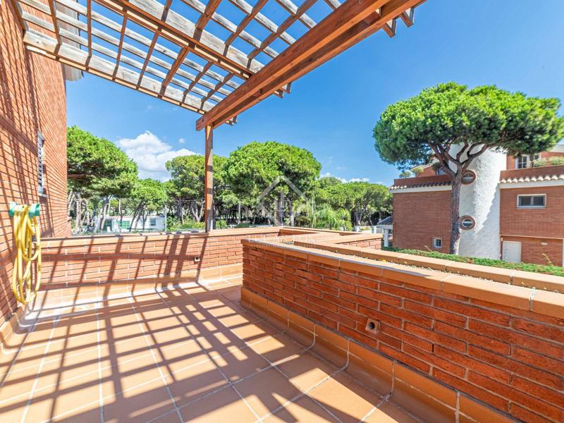 Foto ba8796ea-7c56-4768-bbf2-8f992d4348e1. Chalet amplia villa en excelentes condiciones con piscina, en venta mar en Gavà