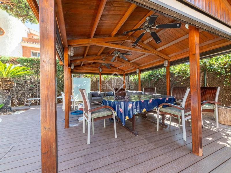 Foto c15926a0-2e72-422c-a29a-70818f51d856. Chalet amplia villa en excelentes condiciones con piscina, en venta mar en Gavà