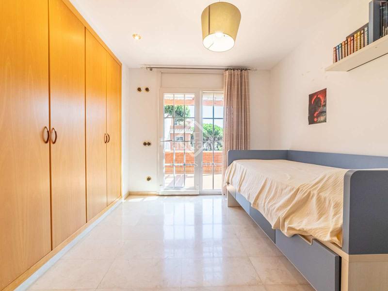 Foto c2049456-9440-4e32-99ef-e3609a95dc70. Chalet amplia villa en excelentes condiciones con piscina, en venta mar en Gavà