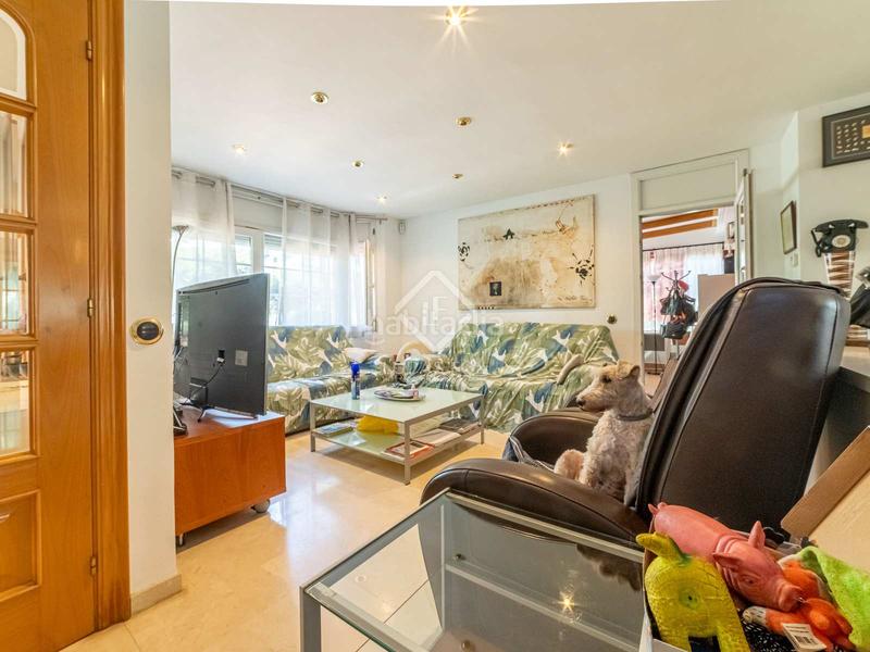 Foto da0e86b7-af1e-4875-bf9d-1ba9dcb4c47e. Chalet amplia villa en excelentes condiciones con piscina, en venta mar en Gavà