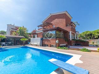 Chalet en Gava Mar. Amplia villa en excelentes condiciones con piscina, en venta en