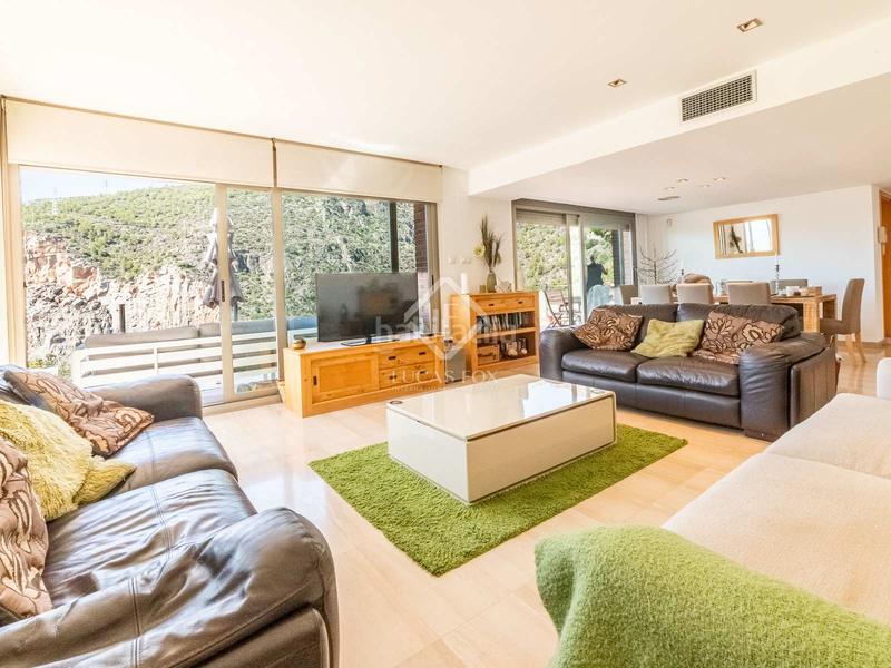 Foto 671d5873-6f1c-4cbd-8d0c-44bafde6bd1c. Chalet magnífica casa con vistas excepcionales en venta en botigues en Sitges
