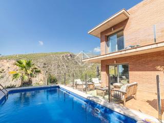 Xalet a Les Botigues de Sitges. Magnífica casa con vistas excepcionales en venta en botigues de