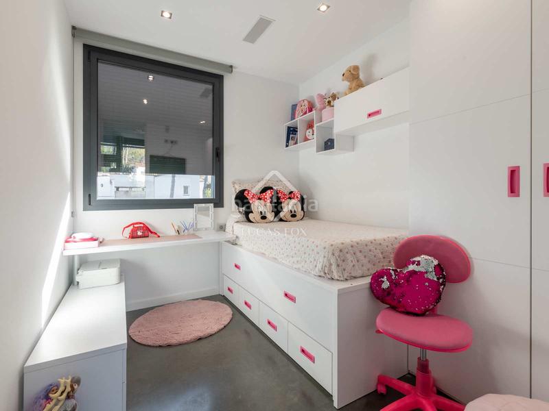 Foto 1d725b7c-0a00-4d88-8c8c-9cabd5844176. Chalet villa de lujo de 362 m con 5 dormitorios en venta en montemar, . en Castelldefels