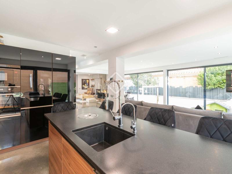 Foto 5d558c57-c1ee-4881-a0f8-56b43f16d22c. Chalet villa de lujo de 362 m con 5 dormitorios en venta en montemar, . en Castelldefels