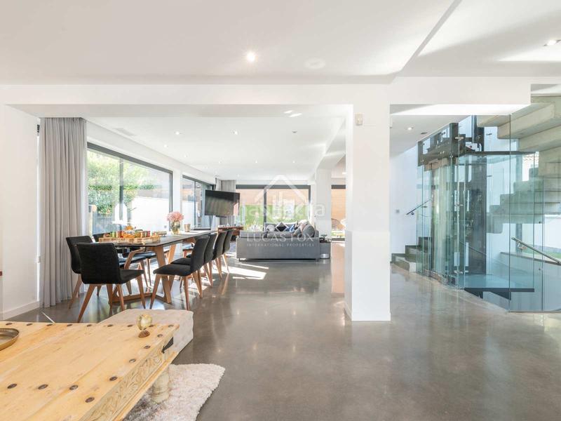 Foto aa23f8c3-f38a-4f0f-bc51-d123e39b4e2f. Chalet villa de lujo de 362 m con 5 dormitorios en venta en montemar, . en Castelldefels