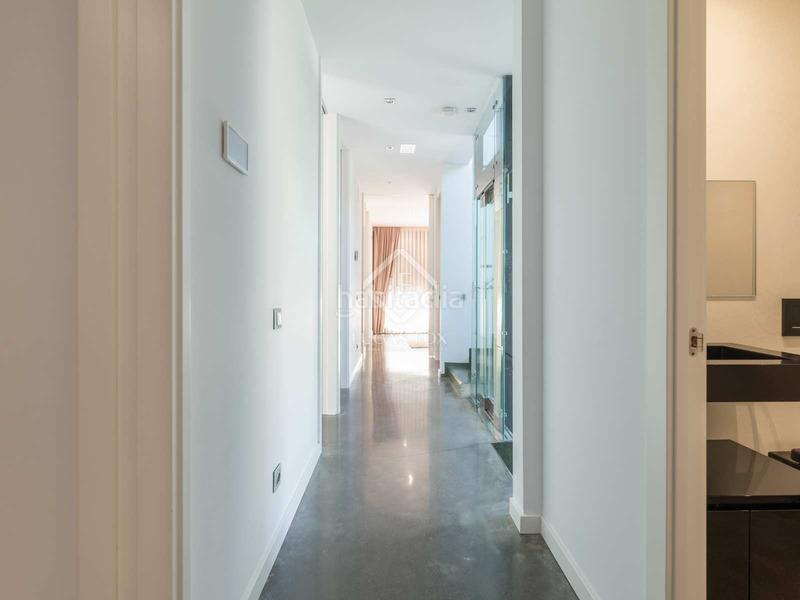Foto c7771527-2a8d-4e4b-a744-59c49f1fb2cd. Chalet villa de lujo de 362 m con 5 dormitorios en venta en montemar, . en Castelldefels
