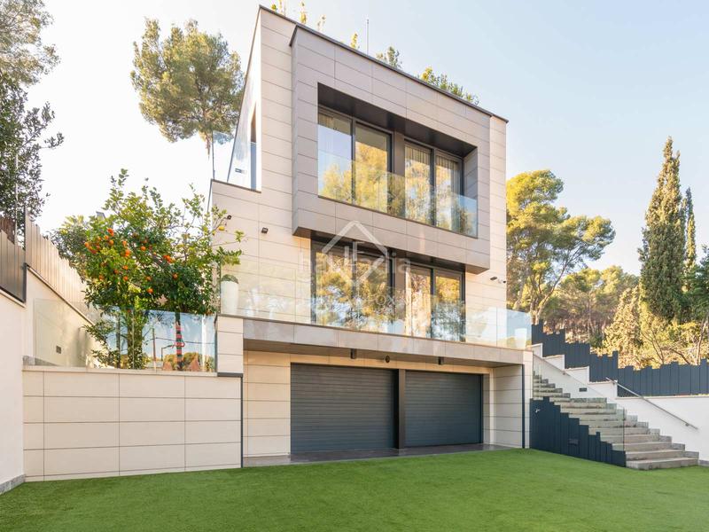 Foto c8a2fc04-0ebb-4c93-925f-e589221d99fe. Chalet villa de lujo de 362 m con 5 dormitorios en venta en montemar, . en Castelldefels