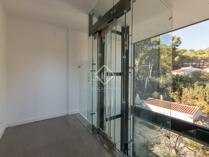 Foto cfe848bd-3a67-4eda-b50e-d4ee2cf12c19. Chalet villa de lujo de 362 m con 5 dormitorios en venta en montemar, . en Castelldefels