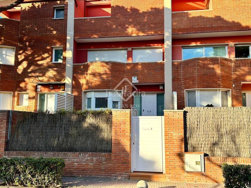 Foto 8c6b1649-548e-4409-92ed-386c62c04a86. Chalet casa adosada en venta en primera línea de mar mar, una zona exclusiva muy cerca de barcelona. en Gavà