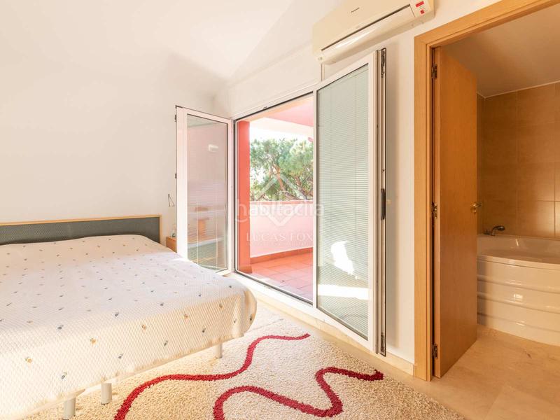 Foto caa81552-85e3-4920-9403-1b45a9f3bcb2. Chalet casa adosada en venta en primera línea de mar mar, una zona exclusiva muy cerca de barcelona. en Gavà