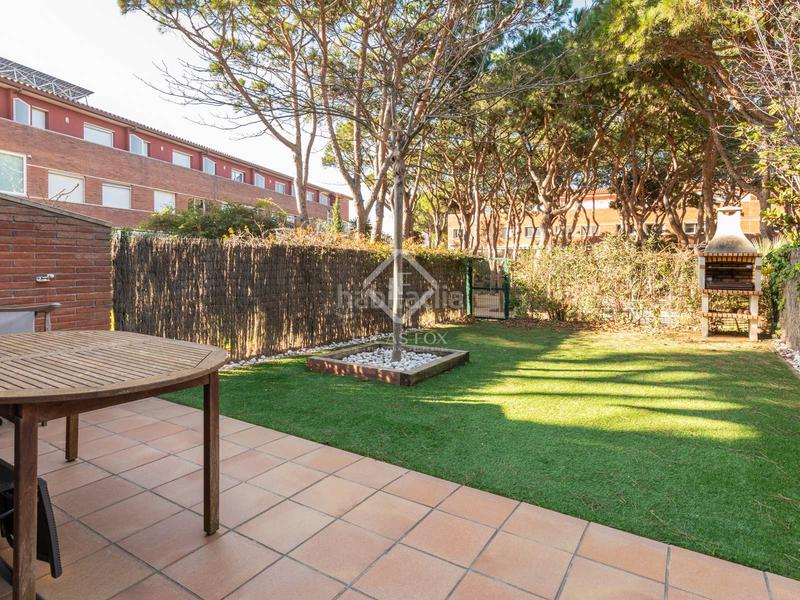 Foto fc0c4a5c-927a-4a11-85a9-ae9c29a50e56. Chalet casa adosada en venta en primera línea de mar mar, una zona exclusiva muy cerca de barcelona. en Gavà