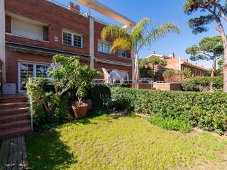 Xalet a Gava Mar. Magnífica casa adosada en venta, en una de las comunidades más e