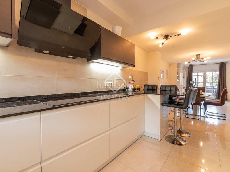 Foto ca8a5f0a-b9f9-4cb7-81e2-d99bdf0a7af9. Chalet magnífica casa adosada en venta, en una de las comunidades más exclusivas mar, barcelona. en Gavà