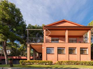 Chalet in Montmar. Casa con una parcela de 911 m en venta en montemar