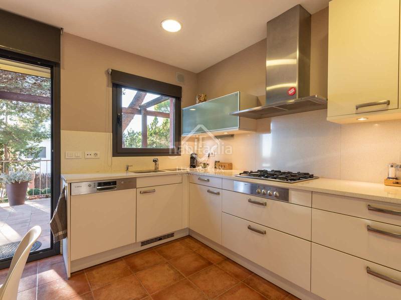 Foto 56caf6a0-d97a-4690-8b9f-1b43c2502b76. Chalet avec chauffage parking piscine dans Montmar Castelldefels