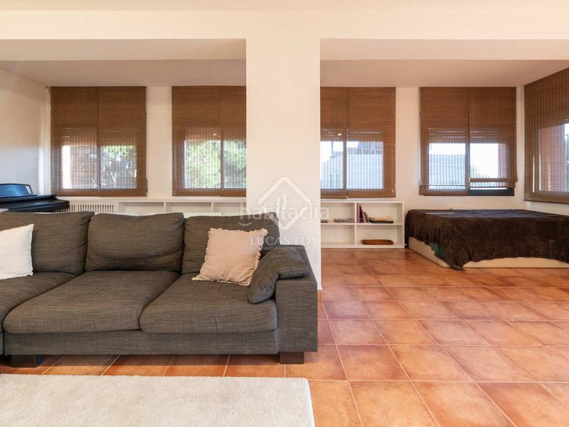 Foto 734ed379-a714-4e84-acd8-63a4c3aefeb3. Chalet avec chauffage parking piscine dans Montmar Castelldefels