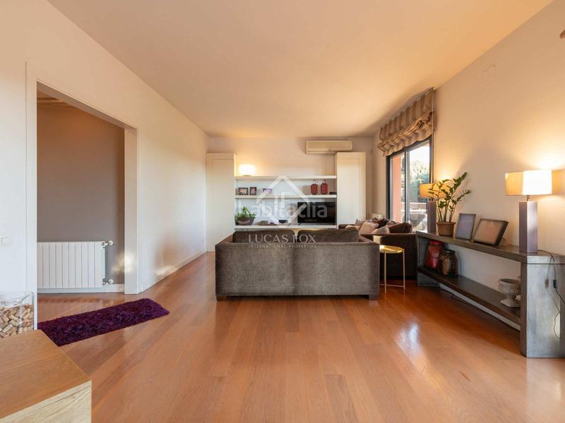 Foto ec0ca80a-15d7-48e2-8ae9-e1c149b21d42. Chalet avec chauffage parking piscine dans Montmar Castelldefels