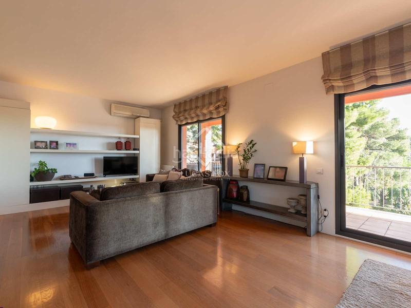 Foto fdc1cca2-c3be-4a6d-972c-d8856371973f. Chalet avec chauffage parking piscine dans Montmar Castelldefels