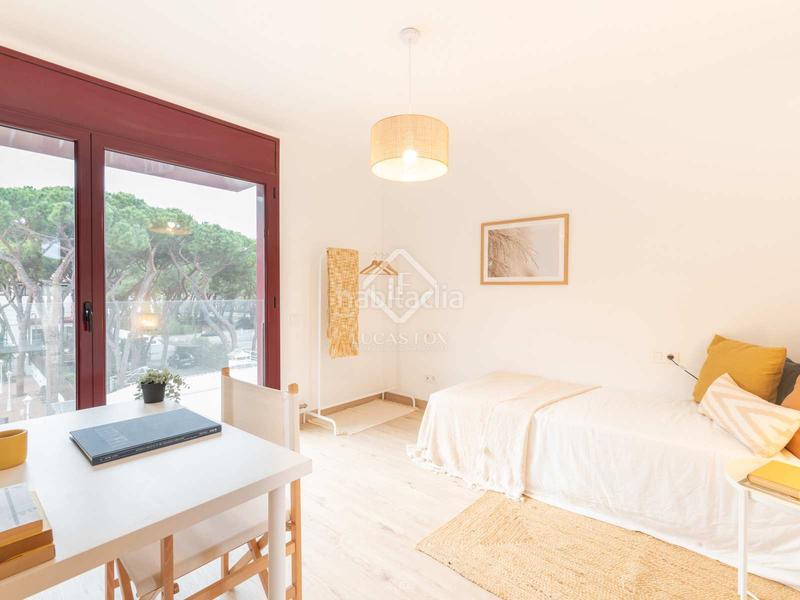 Foto 5bfd421f-e825-4e27-9494-b20df75eb200. Chalet con riscaldamento parcheggio piscina in La Pineda Castelldefels