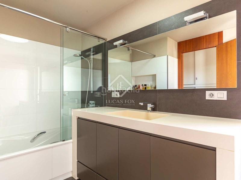 Foto 172bdbc3-00f1-43e6-a47b-1eb465febd49. Chalet moderna casa unifamiliar con jardín y piscina a la venta en ciudad diagonal, . en Esplugues de Llobregat