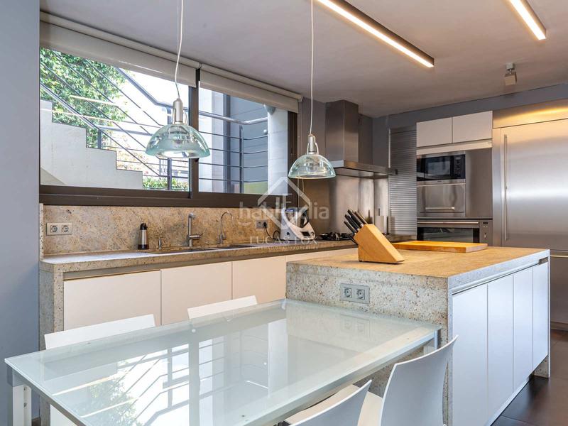Foto 225b1e9f-d540-4f6d-aeaf-3b495c9f147b. Chalet moderna casa unifamiliar con jardín y piscina a la venta en ciudad diagonal, . en Esplugues de Llobregat