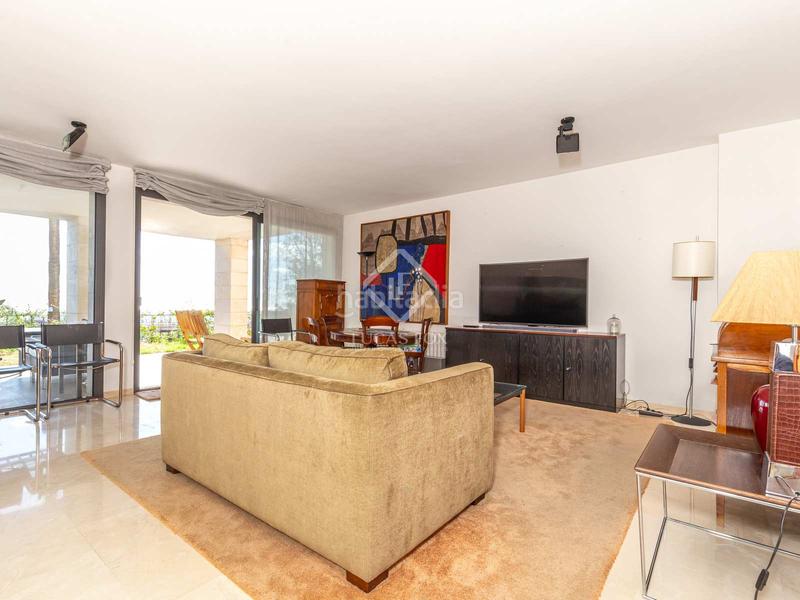 Foto 363899b4-e386-4907-aebb-caa9e637a130. Chalet moderna casa unifamiliar con jardín y piscina a la venta en ciudad diagonal, . en Esplugues de Llobregat