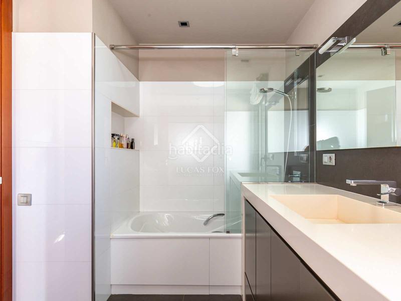 Foto 4d331d5a-07be-4aee-b7ff-c6e6422a2b52. Chalet moderna casa unifamiliar con jardín y piscina a la venta en ciudad diagonal, . en Esplugues de Llobregat