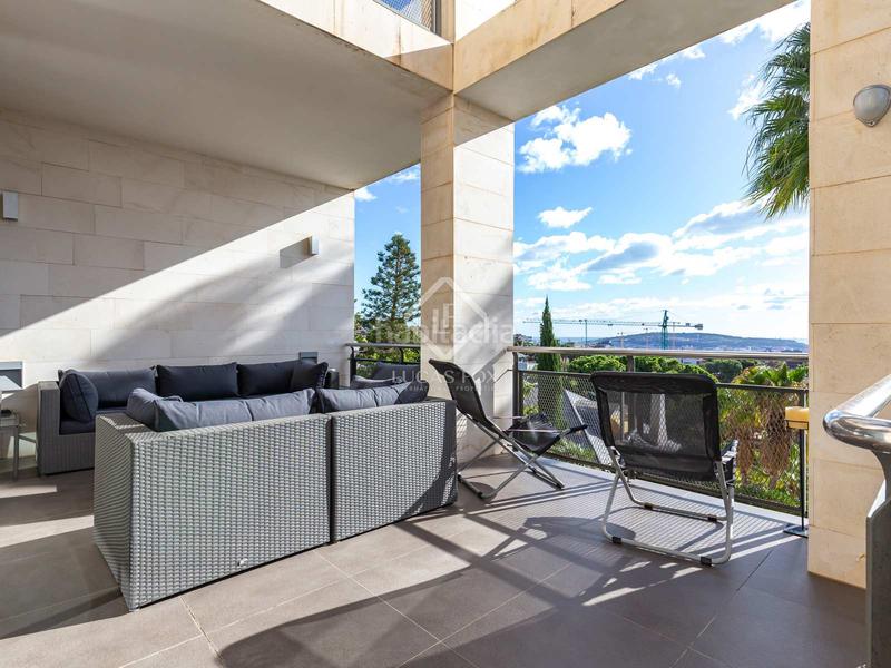 Foto 9aed8aa0-8c66-4014-aba8-bfca9e5ff75b. Chalet moderna casa unifamiliar con jardín y piscina a la venta en ciudad diagonal, . en Esplugues de Llobregat