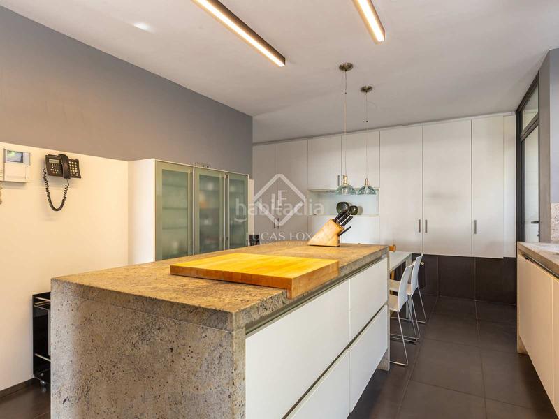 Foto aafc0df4-6ba0-4f0e-80e4-5cd18cd34f31. Chalet moderna casa unifamiliar con jardín y piscina a la venta en ciudad diagonal, . en Esplugues de Llobregat