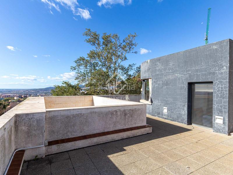 Foto ba5f2161-f45e-43fe-85b0-ac2aaa230422. Chalet moderna casa unifamiliar con jardín y piscina a la venta en ciudad diagonal, . en Esplugues de Llobregat