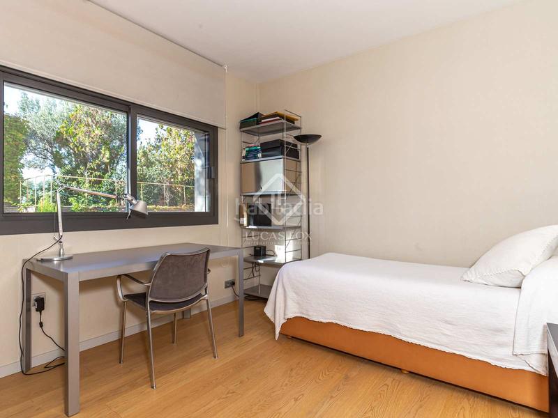 Foto bfd352a1-f6f4-4c3e-a4fe-851b0d077384. Chalet moderna casa unifamiliar con jardín y piscina a la venta en ciudad diagonal, . en Esplugues de Llobregat