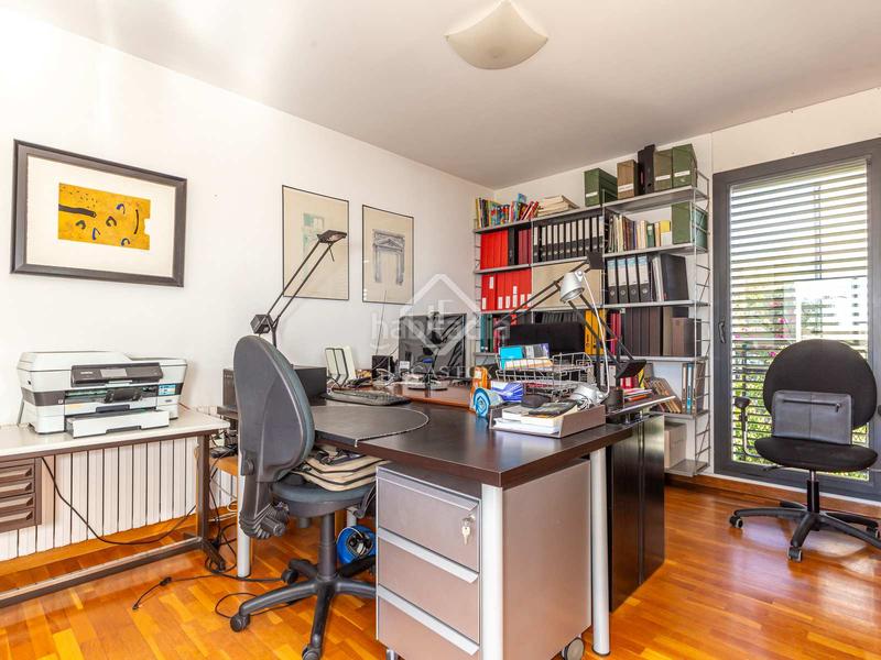 Foto c10254e0-280d-411c-bded-f5c902b97924. Chalet moderna casa unifamiliar con jardín y piscina a la venta en ciudad diagonal, . en Esplugues de Llobregat