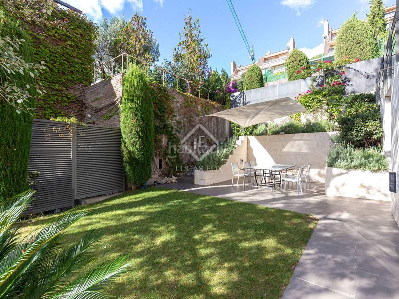 Foto e7cd225b-2331-4587-93ba-c8fb991fa614. Chalet moderna casa unifamiliar con jardín y piscina a la venta en ciudad diagonal, . en Esplugues de Llobregat