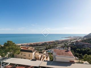 Chalet en Les Botigues de Sitges. Preciosa villa de diseño de obra nueva con vistas al mar en vent