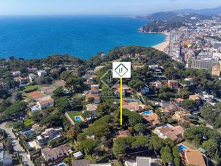 Xalet a Montgoda. Casa sobre una amplia parcela de 2.300 m con vistas al mar en ve