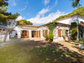 Chalet à Montgoda. Casa sobre una amplia parcela de 2.300 m con vistas al mar en ve