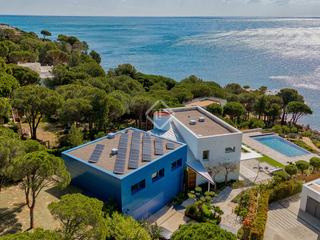 Chalet à Colera. Exclusiva villa moderna en primera línea de mar con espectacular