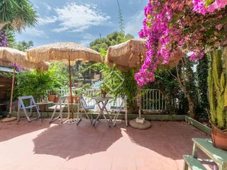 Chalet in Bellamar. Encantadora casa con piscina en venta en bellamar, castelldefels