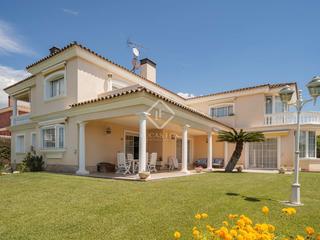Xalet a Vilassar de Dalt. Magnífica casa familiar con vistas al mar en venta en vilassar d