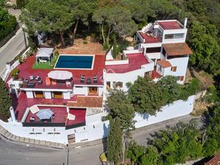 Chalet en Sant Cebrià de Vallalta. Casa de estilo ibicenco con licencia turística en venta en sant
