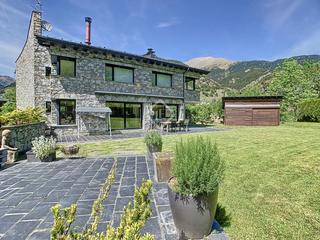 Chalet en Coll d´Ordino. Villa en excelentes condiciones de 4 dormitorios con 360 m de ja