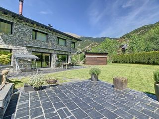 Chalet in Coll d´Ordino. Villa en excelentes condiciones de 4 dormitorios con 360 m de ja