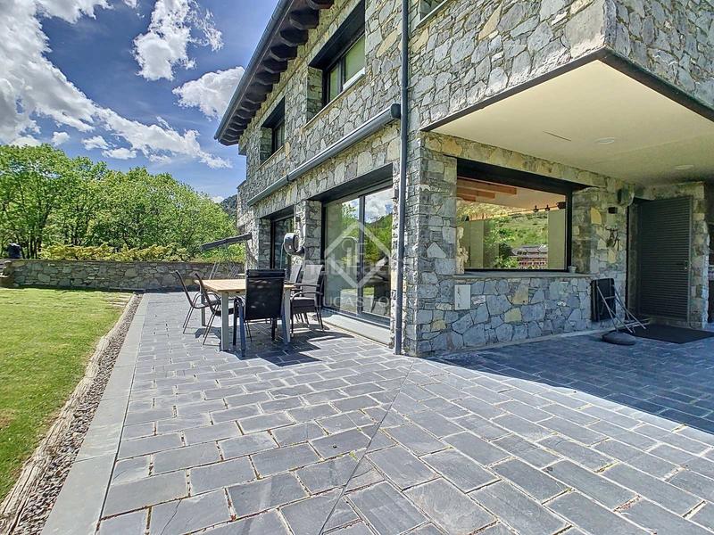 Foto b792b4d8-99b3-46e1-a4fb-d9ec68e86105. Chalet villa en excelentes condiciones de 4 dormitorios con 360 m de jardín en venta en Ordino