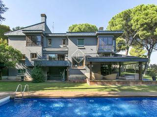 Xalet a Golf-Can Trabal. Villa de lujo con jardín en venta en la zona del golf de sant cu