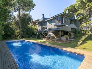 Xalet a Golf-Can Trabal. Villa de lujo con jardín en venta en la zona del golf de sant cu