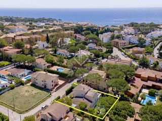 Xalet a Calella de Palafrugell. Casa de 4 dormitorios en buen estado, con jardín y piscina, en v