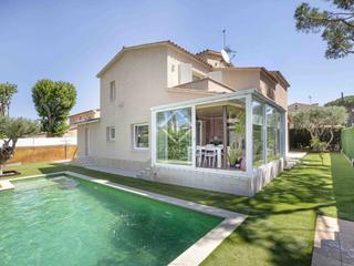 Chalet in Calella de Palafrugell. Casa de 4 dormitorios en buen estado, con jardín y piscina, en v