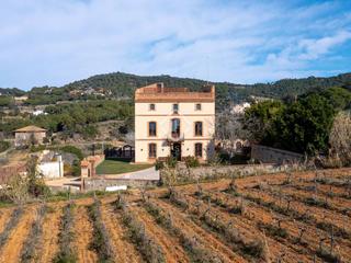 Masia a Alella. Casa histórica en excelentes condiciones de 8 dormitorios en ven